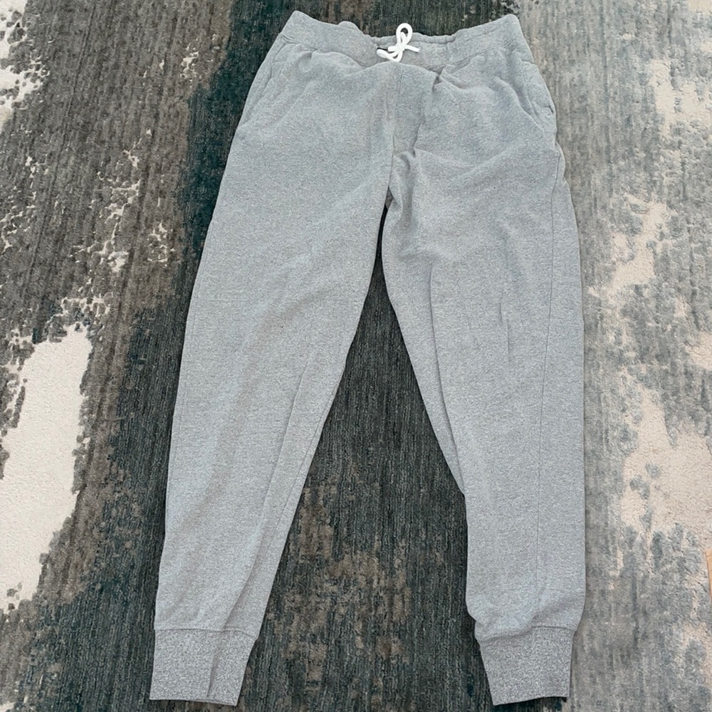 Men’s gray sweatpants